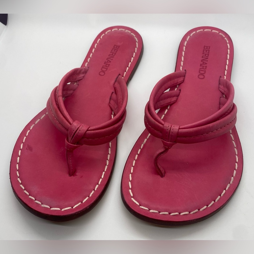 Bernardo Miami leather thong sandal size 8 USED
